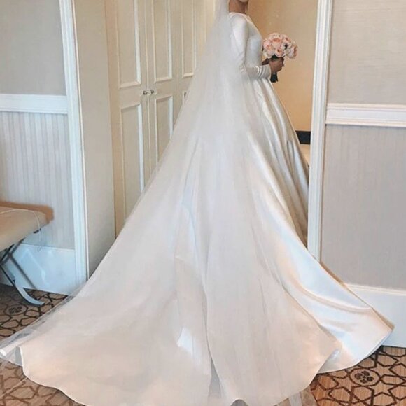 Elegant White Wedding Dress - Picture 4 of 9